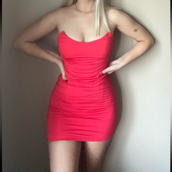 SOLD OUT OH POLLY Back For More
Ruched Bandeau Mini Dress in Red UK 10 US 6 - Picture 7 of 7